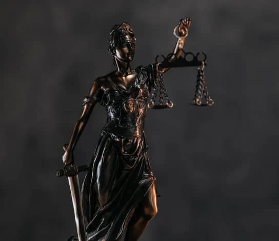 Imagem da deusa Themis, a deusa da justiça. Themis está segurando uma espada e uma balança, símbolos clássicos da advocacia.